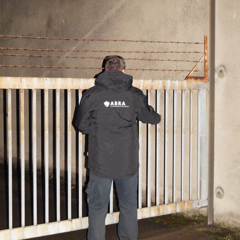 Sicherheitsdienst im Objektschutz auf einem Betriebsgelände mit kontrollierten Zugängen und Überwachung