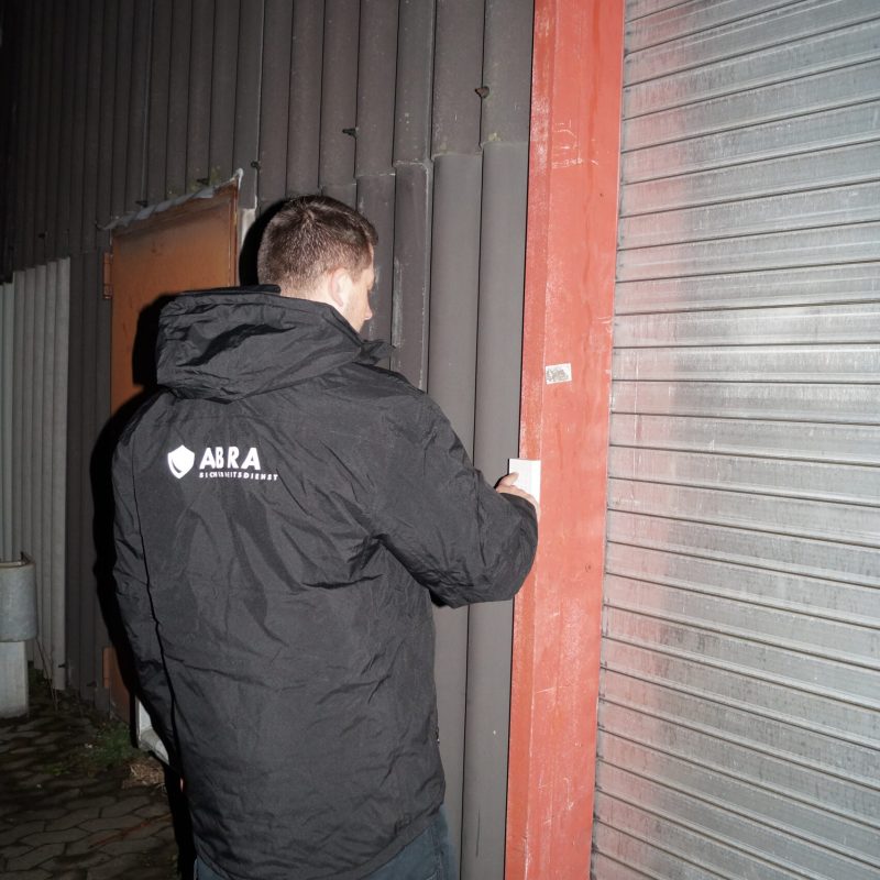 Sicherheitsdienst im Objektschutz auf einem Betriebsgelände mit kontrollierten Zugängen und Überwachung